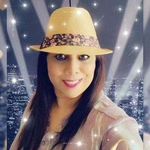 Meet your Posher, Adela